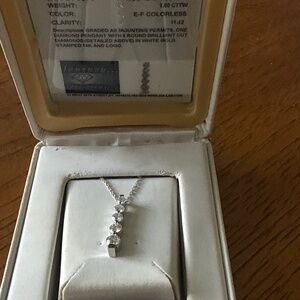 Diamond 1 ct white gold  necklace.